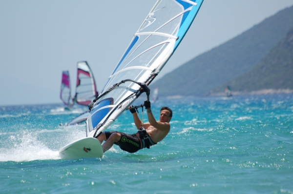 Janek Ledecký při windsurfingu.