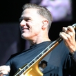Zpěvák Bryan Adams.