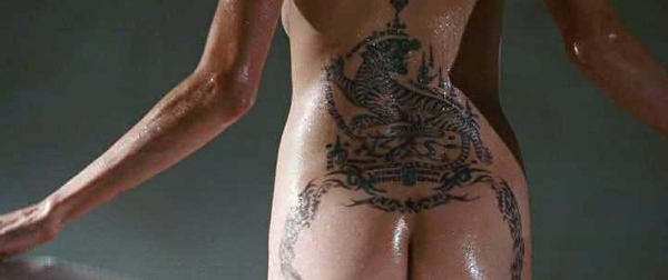 Pozadí Angeliny Jolie. Kompletní tetování ukázala jen na plátně.