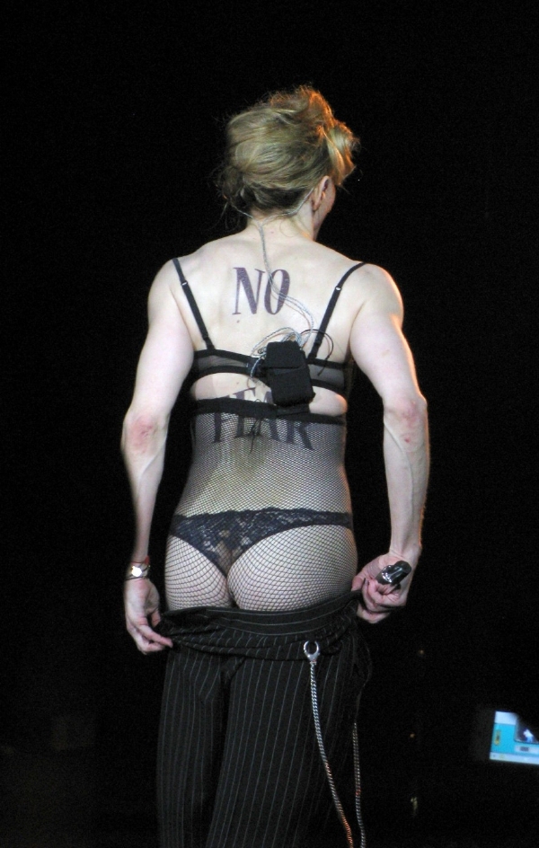 Žádný strach. Madonna se nemusí bát ukázat zadek ani ve třiapadesáti.