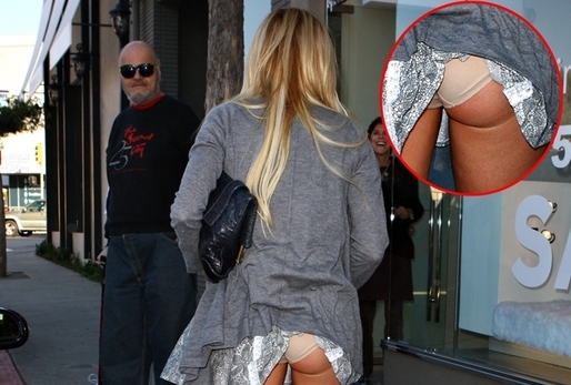 Herečce Lindsay Lohanové zůstal cíp sukně v kalhotkách...