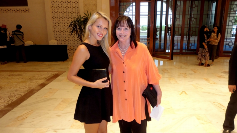 Linda spolu s prezidentkou soutěže Julií Morleyovou.  