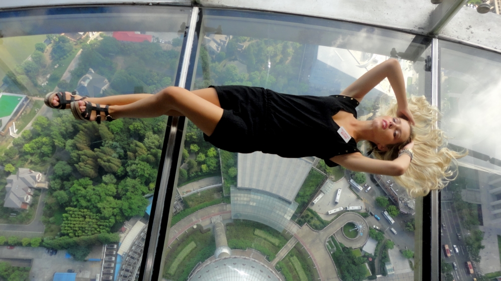 Modelka navštívila televizní věž, která je vysoká 468 metrů. 