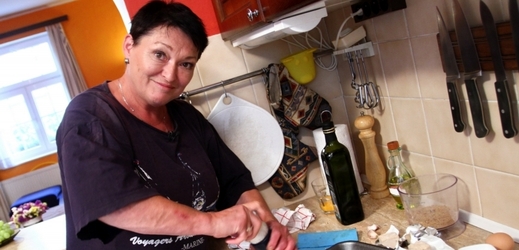 Herečka Valerie Zawadská v kuchyni.