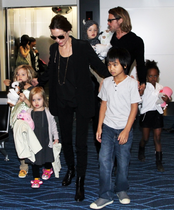 Jolie a Pitt vychovávají šest dětí.