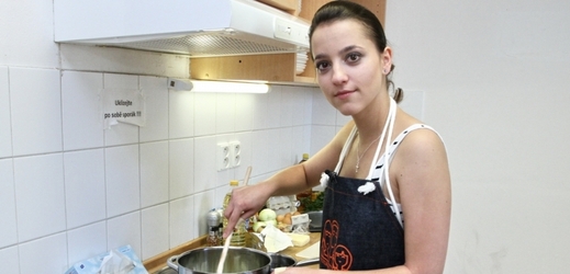Mladinká Petra Horvátová v kuchyni.