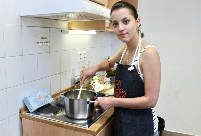 Mladinká Petra Horvátová v kuchyni.