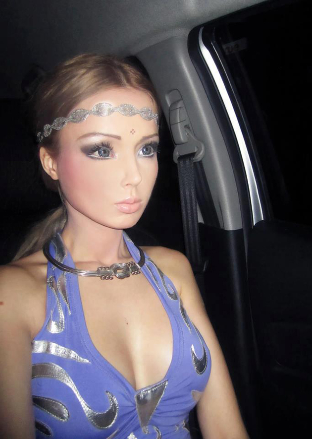 Prakticky na všech snímcích, které modelka rozesílá po internetu a baví se reakcemi lidí, neuvidíte, že by se usmívala. Její tvář je zkrátka bez výrazu stejně jako tváře milionů panenek Barbie.