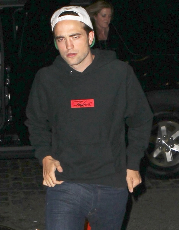 Robert Pattinson vypadal zničeně a unaveně.