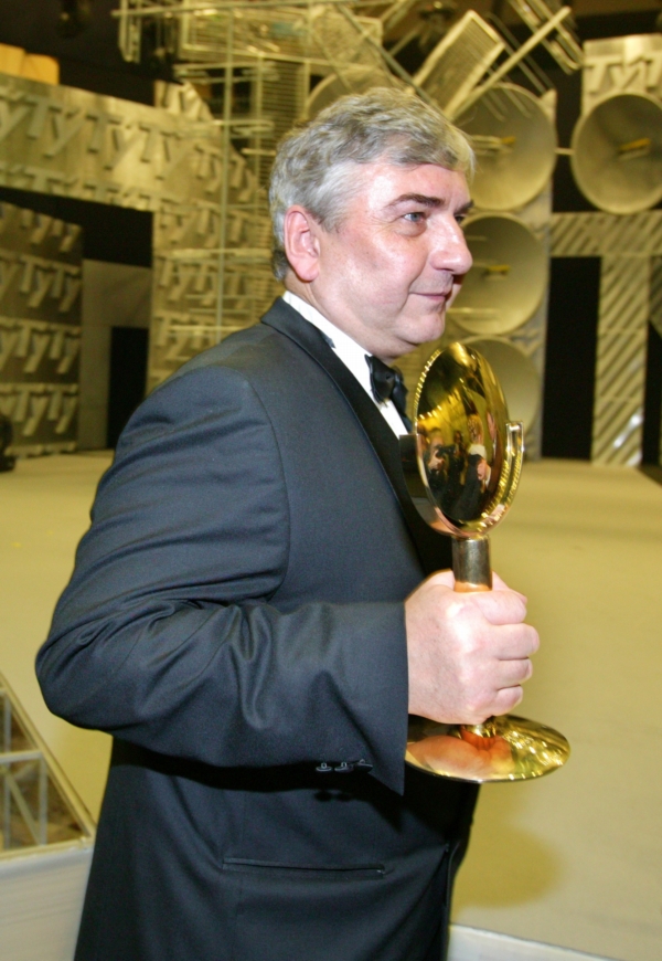 Miroslav Donutil v roce 2004 s cenou Týtý.