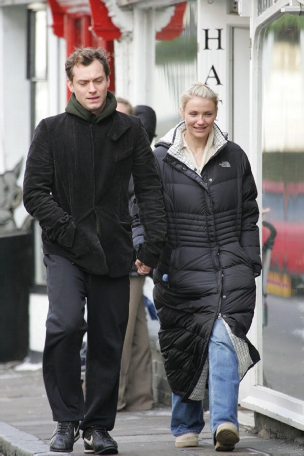 Jude Law a Cameron Diazová se drží za ruce v pauze při natáčení jejich společného filmu The Holiday v roce 2006. Herečka tvrdila, že šlo pouze o kamarádské držení...