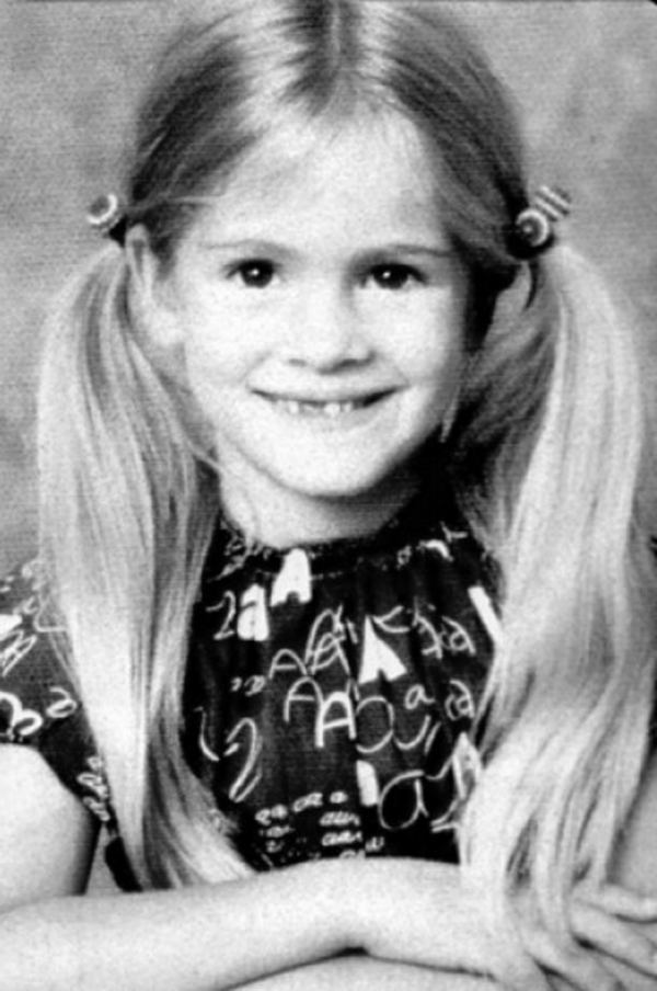 Roztomilá blondýnečka. Americká herečka Julia Robertsová nosila v dětství roztomilé culíky.