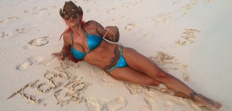 Třiatřicetiletá vnadná modelka Jodie Marshová ukázala na Twitteru dokonalé tělo v plavkách.