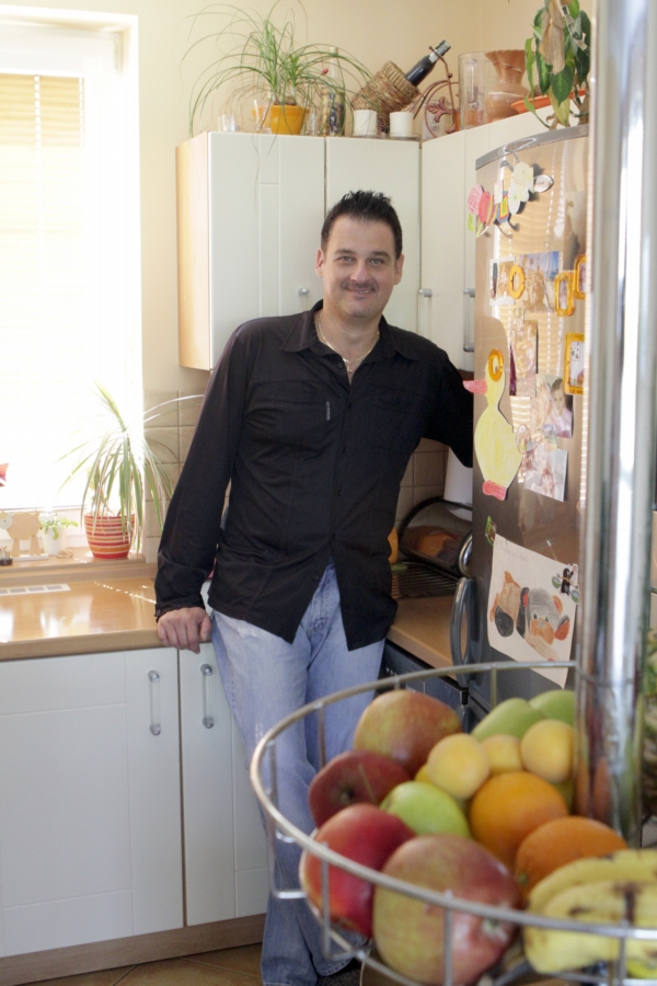 Davide Mattioli ve své kuchyni.