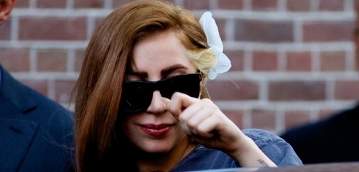 Konec blonďaté. Gaga ztmavila kštici.