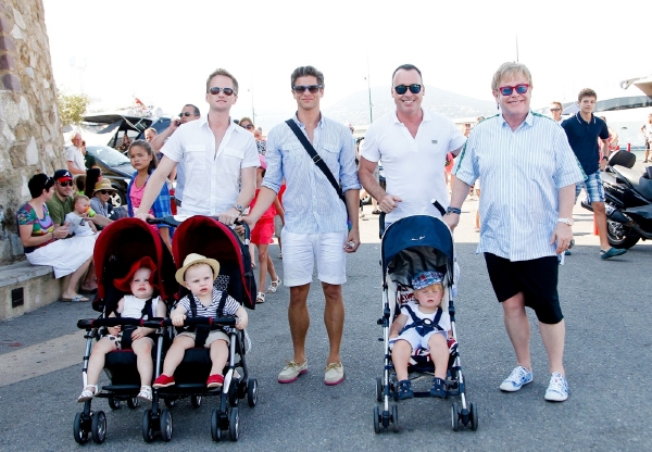 Elton John a David Furnish se přátelí i s Neilem Patrickem Harrisem, Davidem Burtkou a jejich dětmi. Občas spolu vyrazíi na dovolenou.