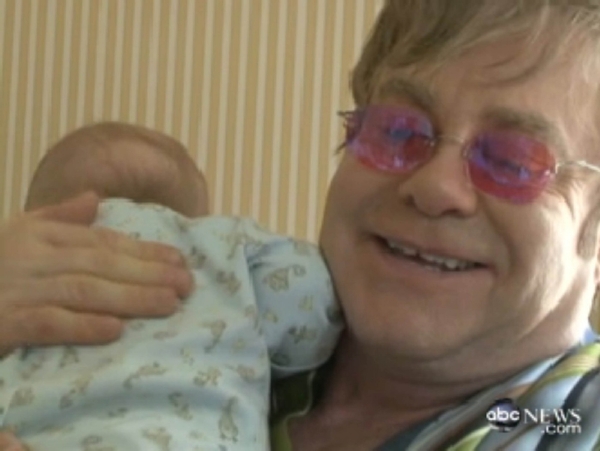 Elton John s maličkým Zacharym.