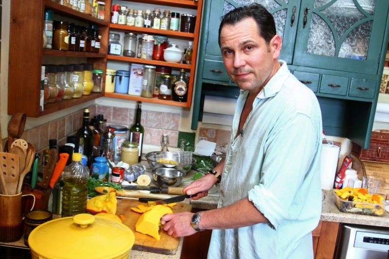 Pavel Vítek ve své kuchyni.