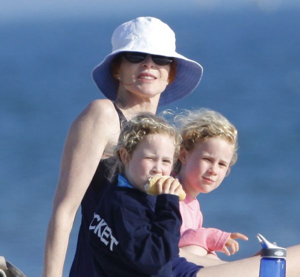 Herečka vyrazila na pláž se svými dětmi.
