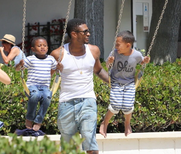 Usher se na veřejnosti prezentuje jako dobrý otec.
