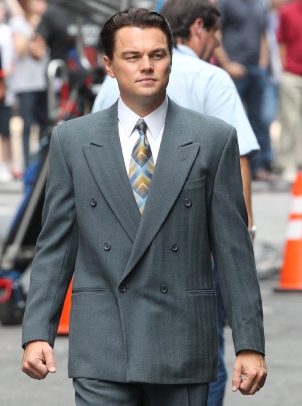DiCapriovi byl oblek trochu větší.
