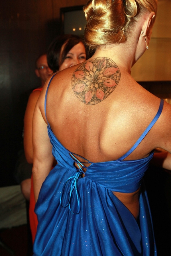 Jirešová předvedla tetování ve společenských šatech.