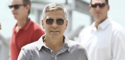 Clooney vypadá stále výborně.