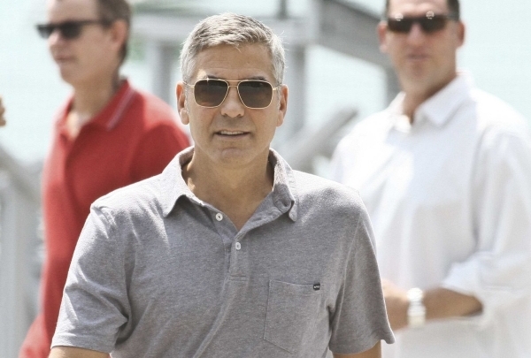 Clooney vypadá stále výborně.