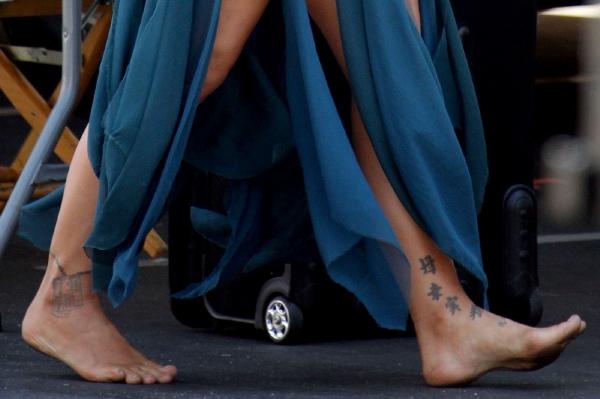 Pink předvedla i svá tetování - bez bot.