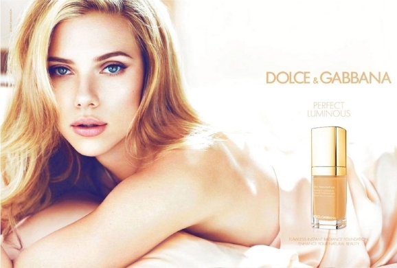 Scarlett Johanssonová je krásná žena. A v reklamě se ukazuje ráda.