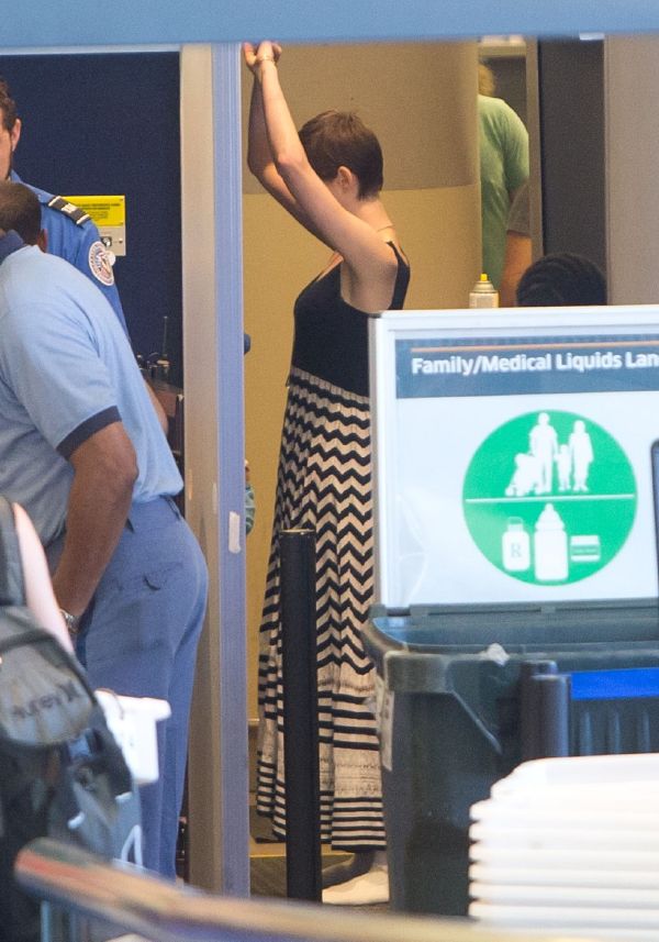 Všemi kostmi chrastila Hathawayová i na letišti.
