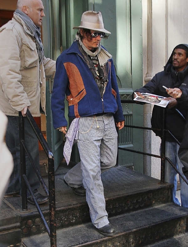 "Pirát" Johnny Depp oblečení neřeší. Sází na svůj přirozený šarm.