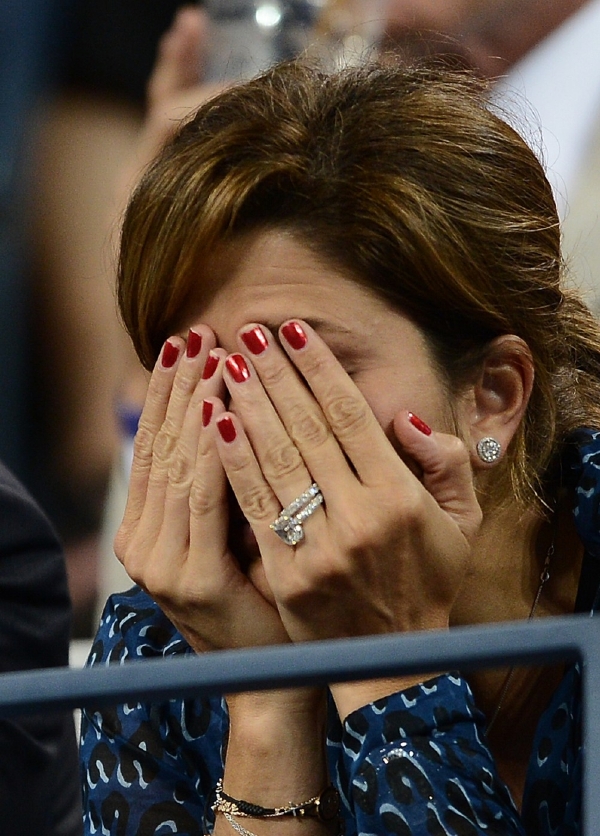 S obličejem v dlaních. Tak strávila Federerova manželka nejhorší okamžiky zápasu.