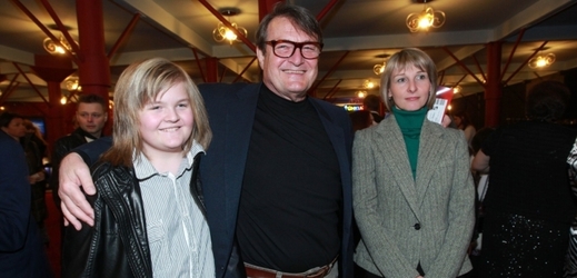Artu Štaidl s tátou a jeho přítelkyní.