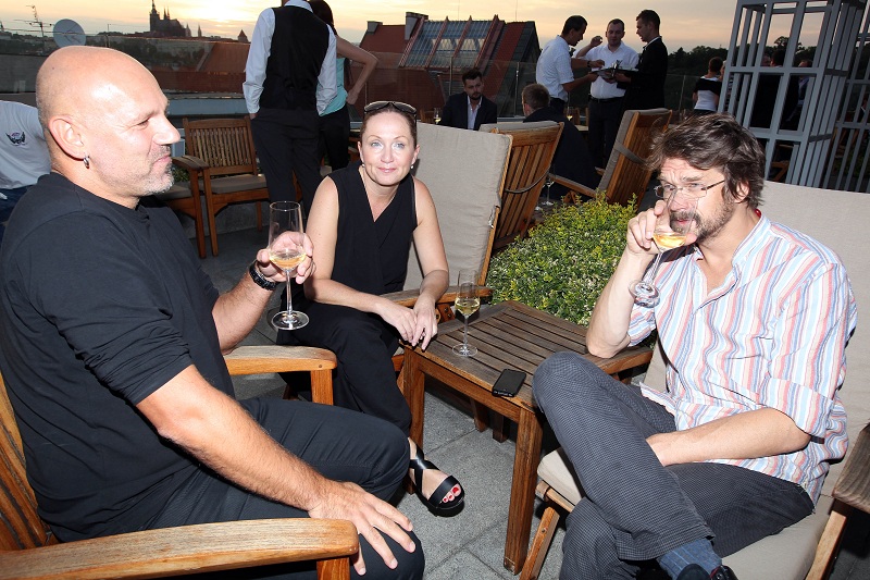 Bára Basiková s Danem Bártou si vychutnávali víno na terase hotelu Intercontinental.