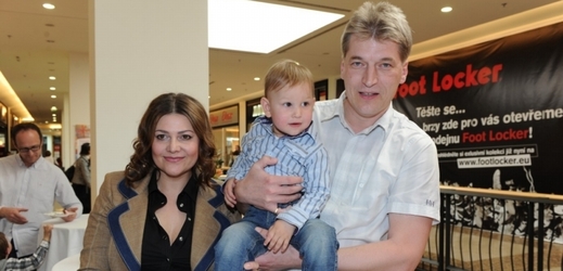 Ilona Csáková s prvorozeným synem Danielem a manželem.