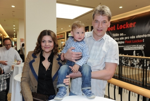 Ilona Csáková s prvorozeným synem Danielem a manželem.