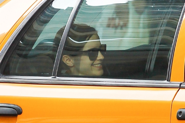 Ještě v autě byla herečka samý úsměv.