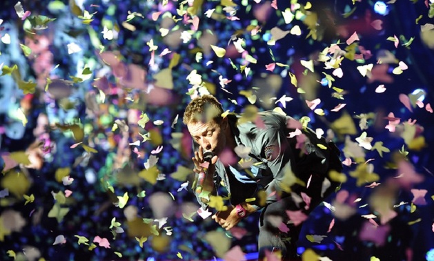 Chris Martin byl doslova zaplaven pestrobarevnými konfetami.