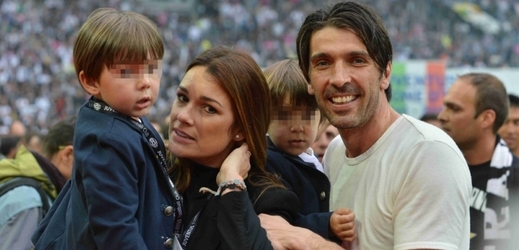 Alena Šeredová, její manžel a brankář Gianluigi Buffon a jejich děti.