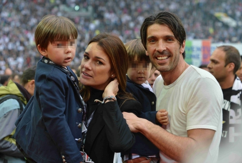 Alena Šeredová, její manžel a brankář Gianluigi Buffon a jejich děti.