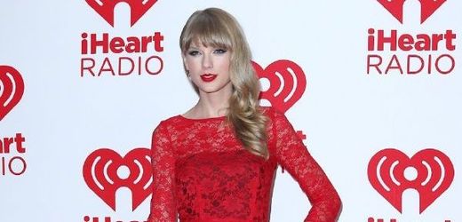 Taylor Swiftová v rudém modelu.