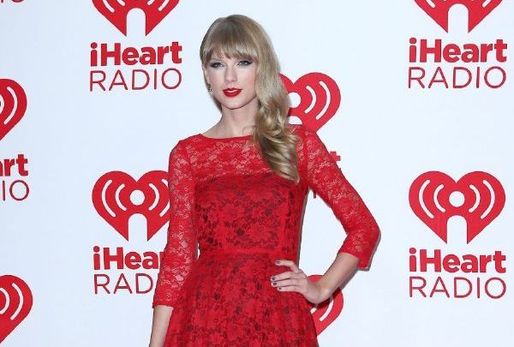 Taylor Swiftová v rudém modelu.