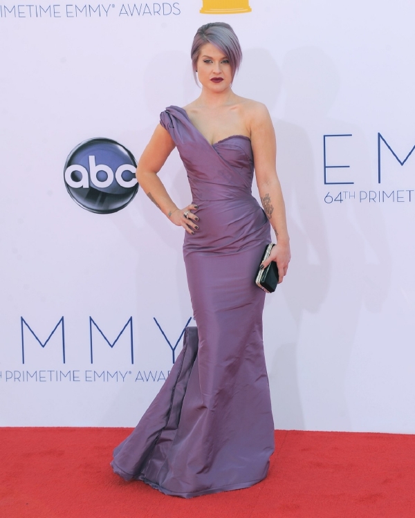 Kelly Osbourneová sladila barvu šatů s fialkovými vlasy.