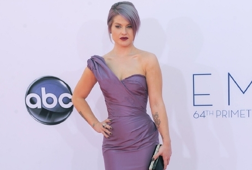 Kelly Osbourneová sladila barvu šatů s fialkovými vlasy.