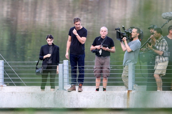 Ryan při natáčení na mostě.
