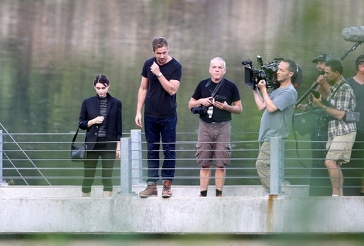 Ryan při natáčení na mostě.