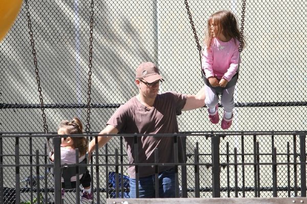 Filmový Jason Bourne zvládá rodinné povinnosti na jedničku.