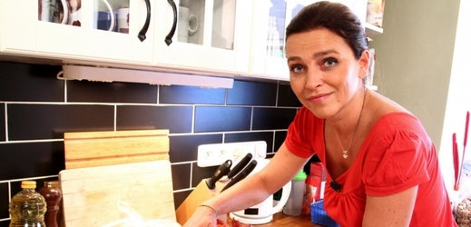 Herečka Lucie Zedníčková ve své kuchyni.