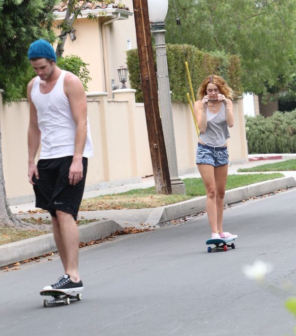 Liam učí Miley jízdě na skateboardu.